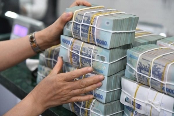 Lãi suất giảm vượt dự kiến, người dân vẫn gửi tiền vào ngân hàng