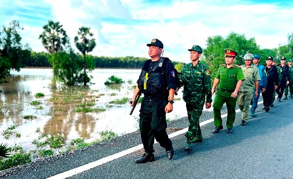 An Giang: Cảnh sát cơ động Công an tỉnh tặng quà cho các gia đình khó khăn ở vùng biên