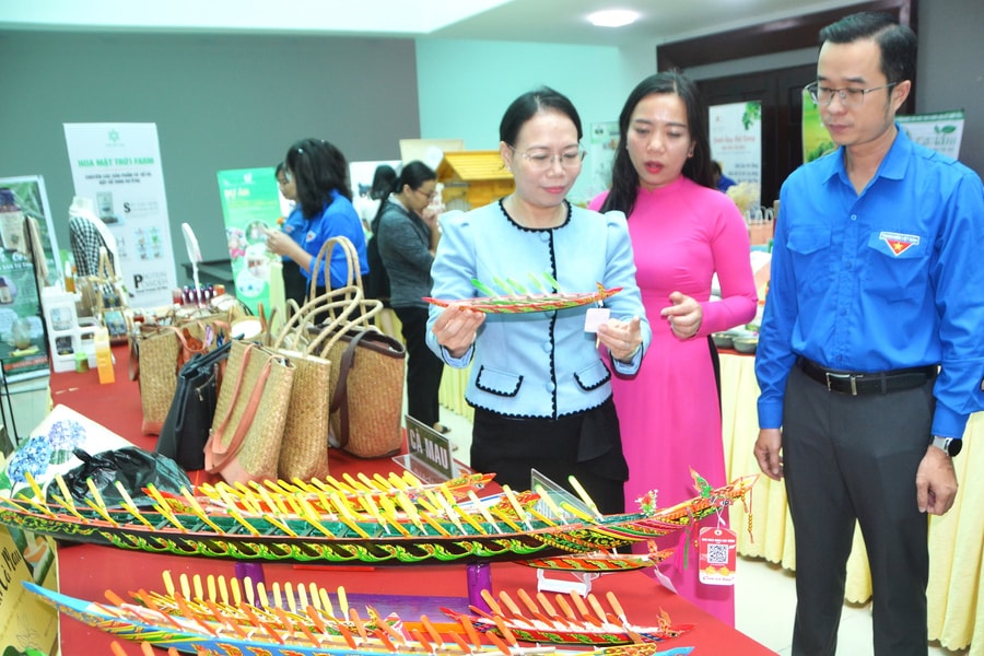 Chàng trai Khmer đam mê mô hình ghe Ngo 