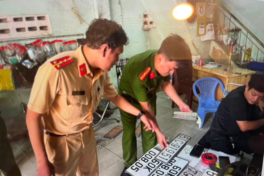 Công an TP.HCM thu hàng trăm biển số xe giả