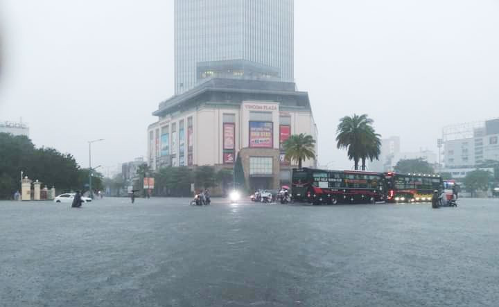 Nước lũ lên nhanh gây ngập sâu tại TP.Huế