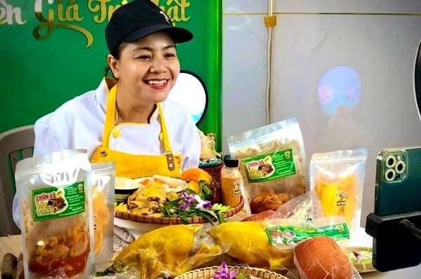 Nghỉ dạy học, khởi nghiệp thành công với đặc sản gà ủ muối
