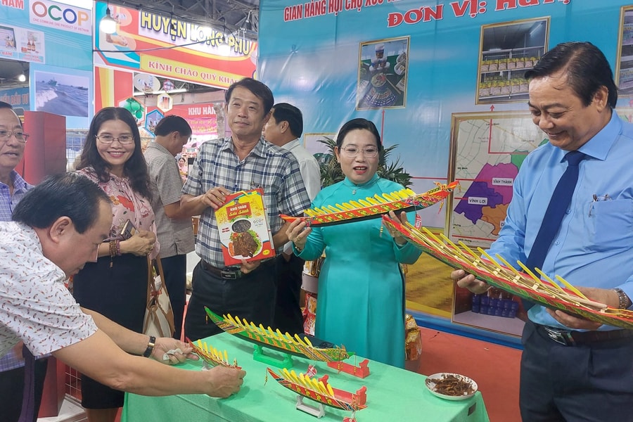 Trên 400 gian hàng tham gia hội chợ thương mại Sóc Trăng