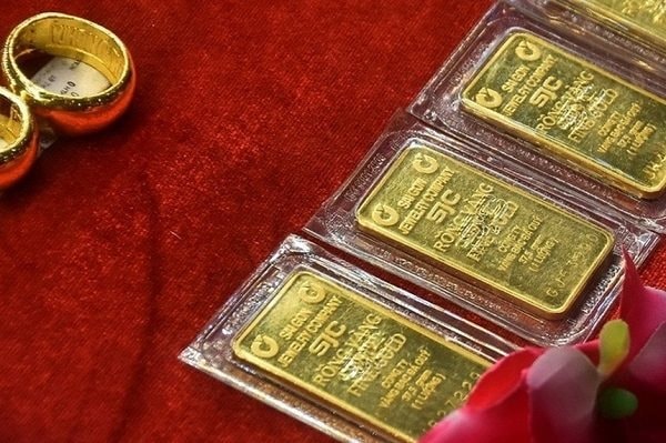 Giá vàng hôm nay 17/6: Vàng dậy sóng ngày mới, canh bạc từ chiếc ví của người dân