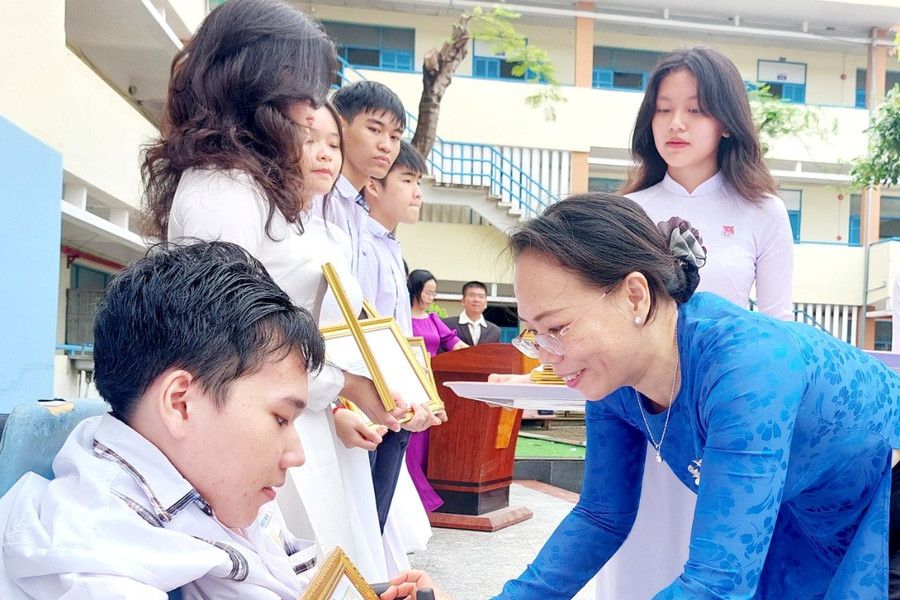 Cậu học trò yếu tứ chi và nỗ lực để 'Tỏa sáng nghị lực Việt năm 2023'
