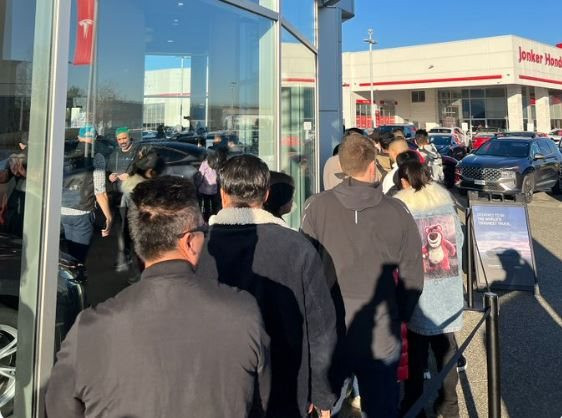 Dòng người xếp hàng dài ở các showroom Tesla để trực tiếp xem Cybertruck