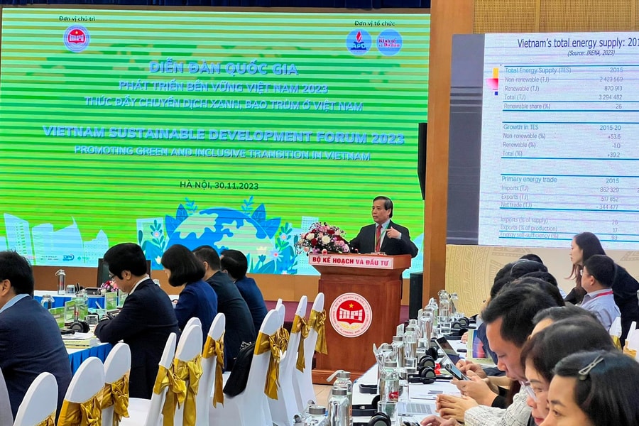 Cần chú ý rủi ro 'thiên nga đen' và 'con voi đen' trong tăng trưởng xanh