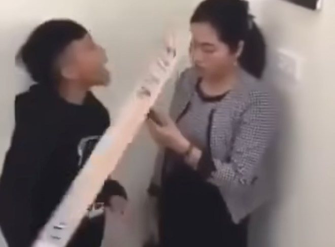 Bộ GD-ĐT đề nghị UBND tỉnh Tuyên Quang xác minh, làm rõ vụ cô giáo bị học sinh bạo lực