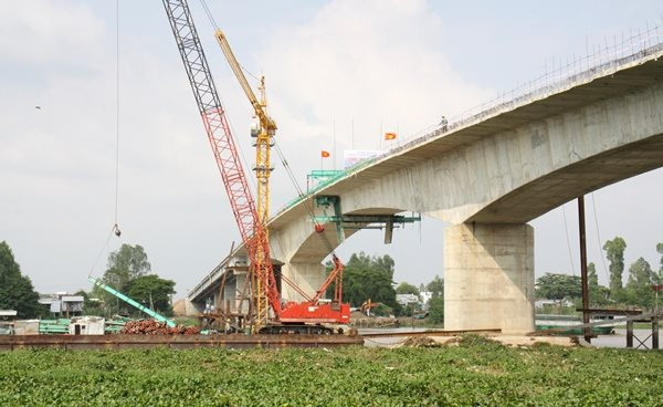 Cận cảnh hợp long cầu Châu Đốc bắc qua sông Hậu