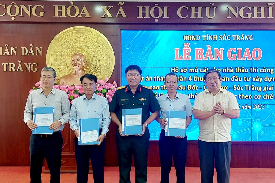 Sóc Trăng: Bàn giao hồ sơ mỏ cát cho nhà thầu thi công cao tốc