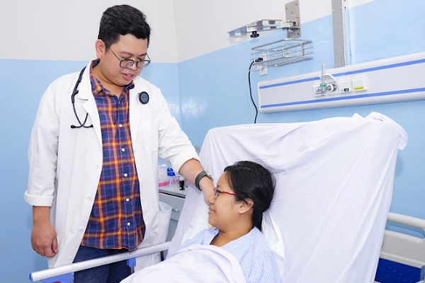 Sản phụ 40 tuổi bất ngờ bị trụy mạch, ngưng tim khi đang mổ bắt con
