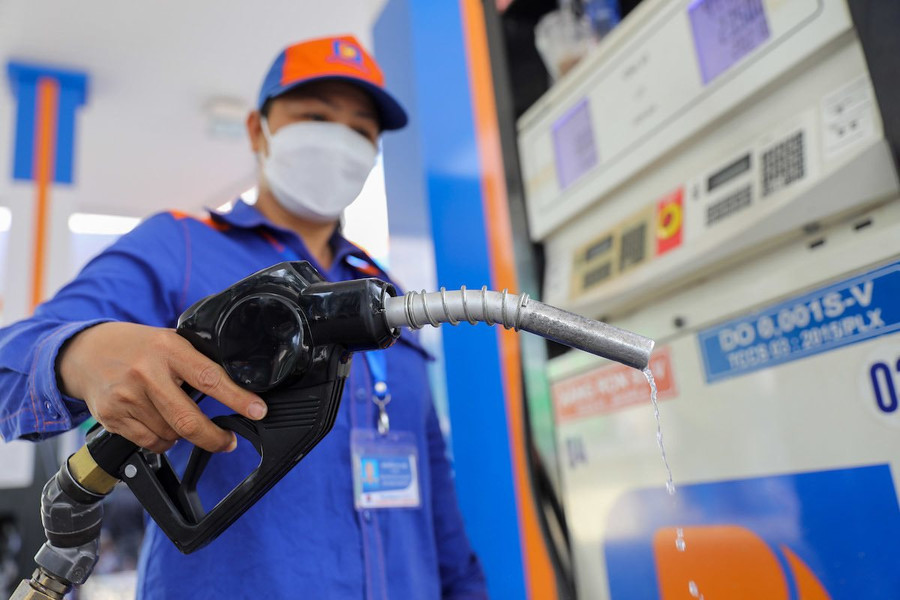 Giá xăng giảm mạnh lần thứ 4 liên tiếp