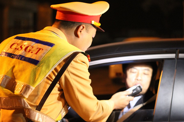 Công an TP.HCM: Xử lý những công an nào dùng chung ống thổi khi đo nồng độ cồn