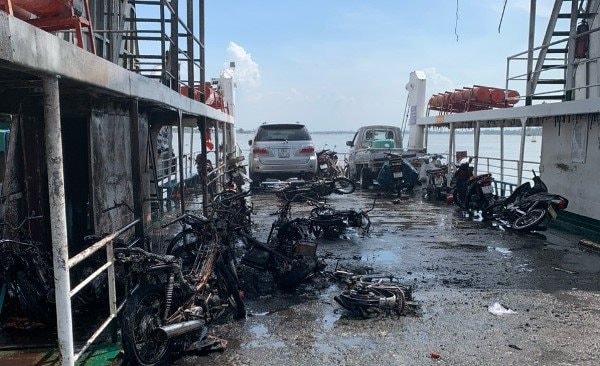 Phóng hỏa trên phà, nhiều xe máy cháy rụi