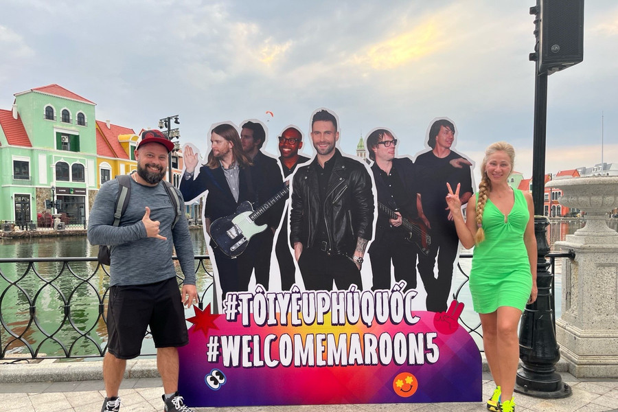 Maroon 5 đổ bộ Phú Quốc, fan hâm mộ háo hức chào đón thần tượng với nhiều màn độc đáo