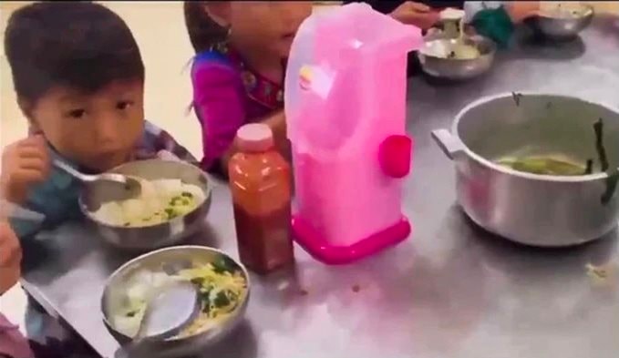 Tạm đình chỉ hiệu trưởng cho 11 học sinh ăn 2 gói mì tôm chan cơm