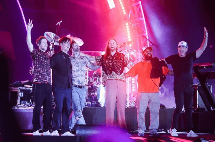 Maroon 5 liên tục 'khoe ảnh' về thành phố không ngủ Grand World