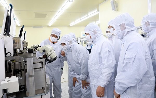 Thủ tướng đến thăm nhà máy sản xuất chip bán dẫn đầu tiên tại miền Bắc