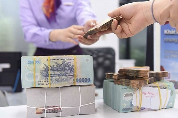 Lãi suất gửi tiết kiệm giảm sốc, chỉ còn 1,9%/năm