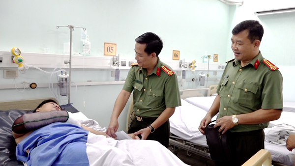 Thiếu tá công an bị thương khi trấn áp kẻ chém người đi đường