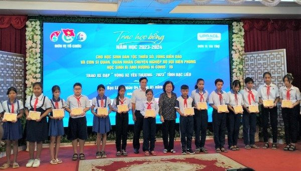 Trao học bổng Vừ A Dính cho học sinh Bạc Liêu