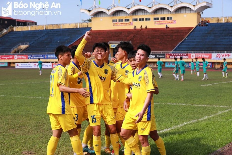 Lượt 2 vòng loại U.19 quốc gia 2024: Cầu thủ được báo Anh ca ngợi lập hat-trick