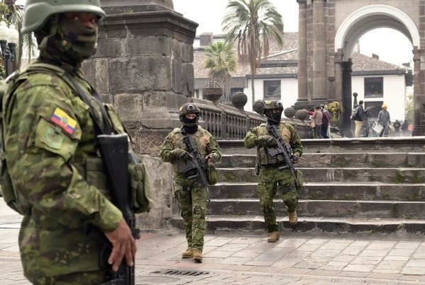 Ecuador hỗn loạn, Tổng thống ban bố tình trạng khẩn cấp