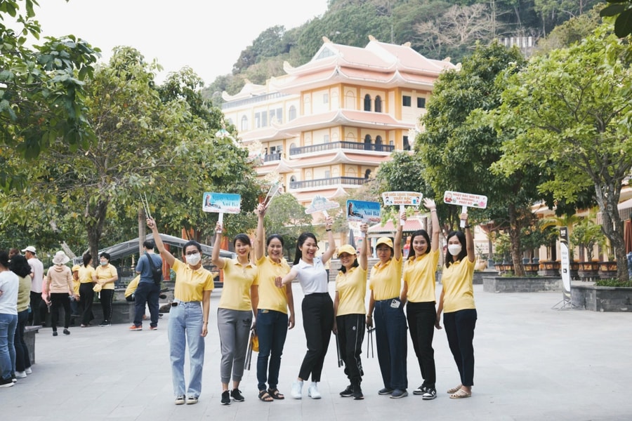 Hơn 2 tấn rác đã được thu gom trong ngày ra quân 'Ngày xanh Núi Bà'