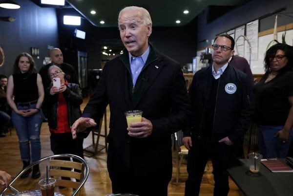 Ông Biden có vi hiến khi hạ lệnh tấn công Houthi?