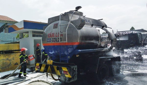 An Giang: Kịp thời dập tắt đám cháy xe bồn chở xăng ngay trạm xăng