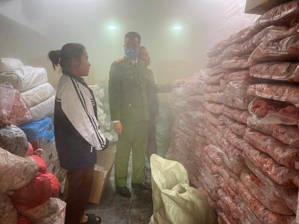 Gần tết, loạt tiểu thương bị 'tóm' vì bán hàng kém chất lượng