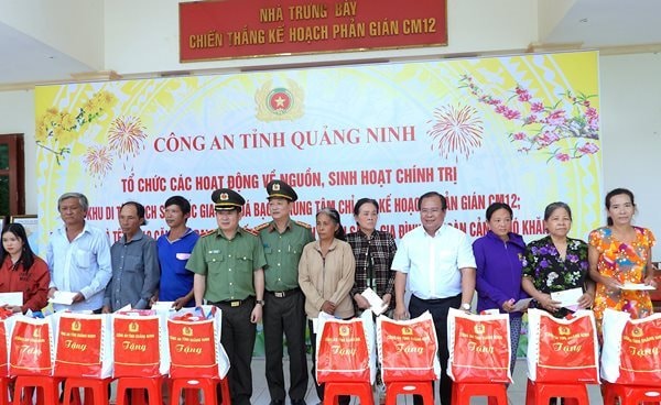 Công an tỉnh Quảng Ninh tặng quà Tết tại Cà Mau