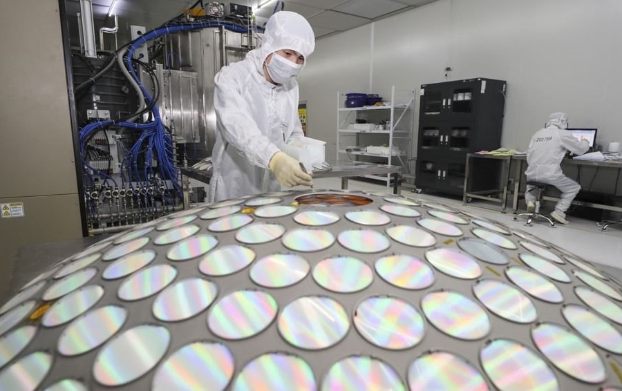Trung Quốc nhập thiết bị sản xuất chip gần mức kỷ lục để đối phó với lệnh trừng phạt của Mỹ