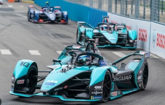Muốn bắt kịp xe điện Tesla, các hãng ô tô truyền thống dựa vào đội đua giải Formula E để tìm sự đổi mới