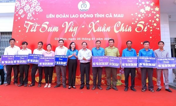 Cà Mau: Tặng 17 căn nhà, 400 phần quà tết cho công nhân, người lao động