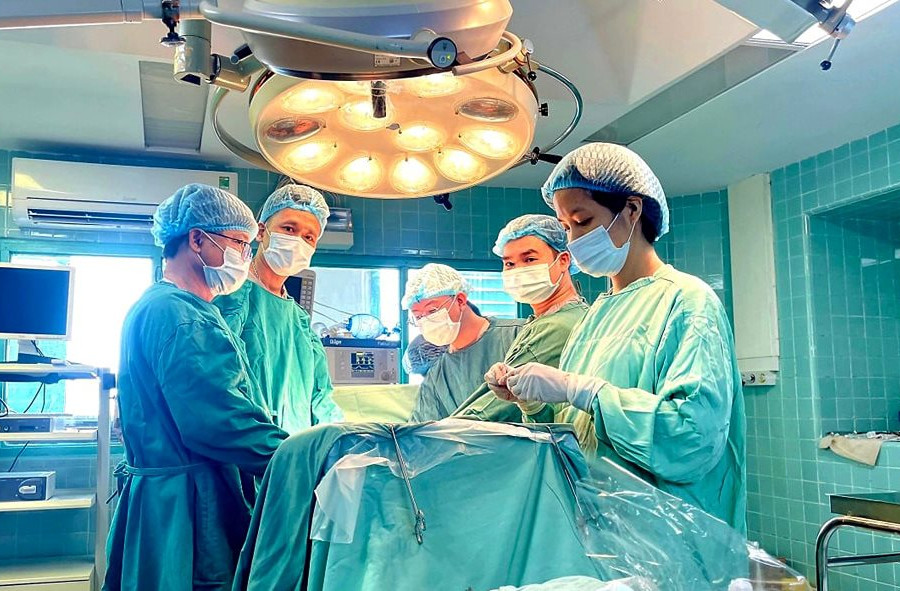 Cắt khối u thận lớn gấp 3 lần quả thận bình thường cho cụ bà 87 tuổi