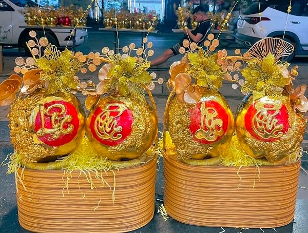 Độc đáo dừa dát vàng thu hút thị trường tết