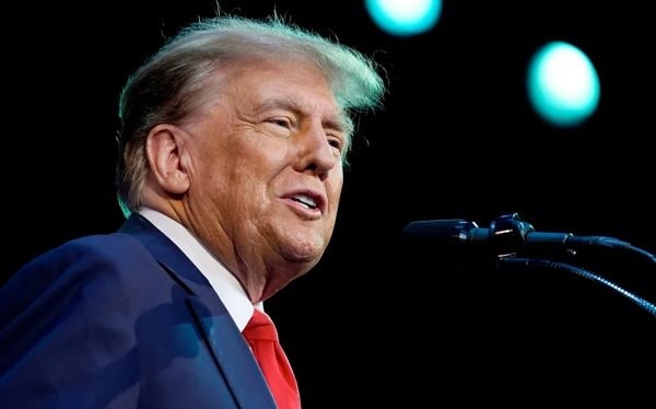 Ông Trump ‘lưỡng bề thọ địch’