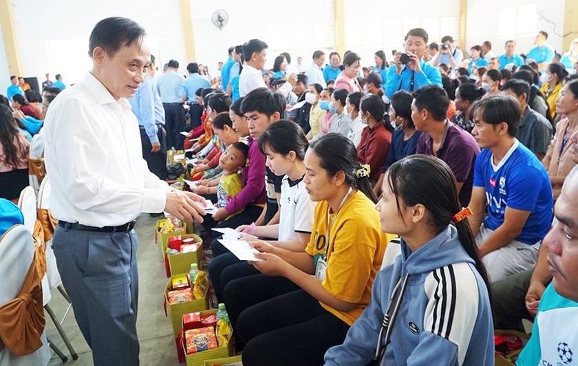 Chúc Tết, tặng quà cho công nhân lao động nghèo tại Sóc Trăng