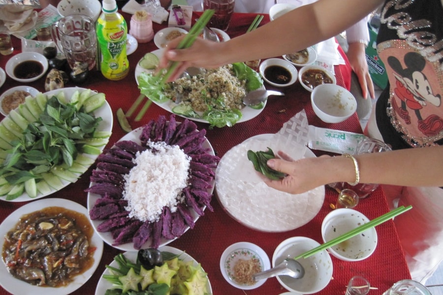Về Vĩnh Long ăn món bánh tráng cuốn mắm sống, khoai lang tím Nhật
