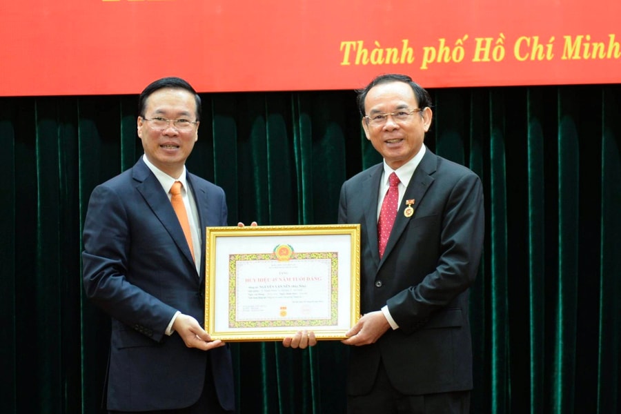 Chủ tịch nước trao huy hiệu 45 năm tuổi Đảng cho Bí thư TP.HCM Nguyễn Văn Nên