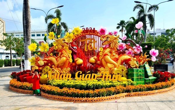 Nhiều tuyến đường ở Long Xuyên ‘lên đồ’ rực rỡ