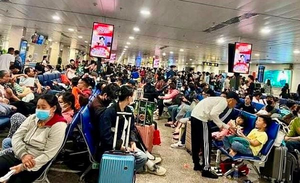 Sân bay Nội Bài, Tân Sơn Nhất đông nghẹt người về quê ăn Tết