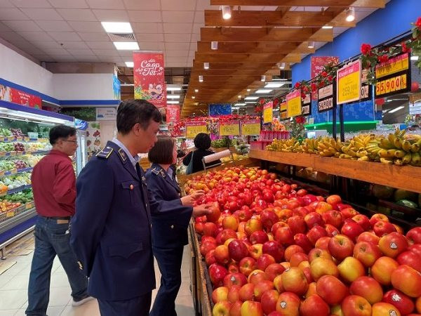 Hà Nội: Hàng tết dồi dào, người dân tăng cường mua sắm