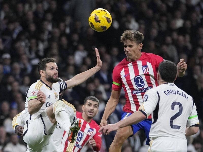 Real Madrid đánh rơi điểm phút bù giờ, Barcelona thu hẹp khoảng cách
