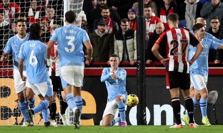 Thắng ngược Brentford, Man City áp sát Liverpool
