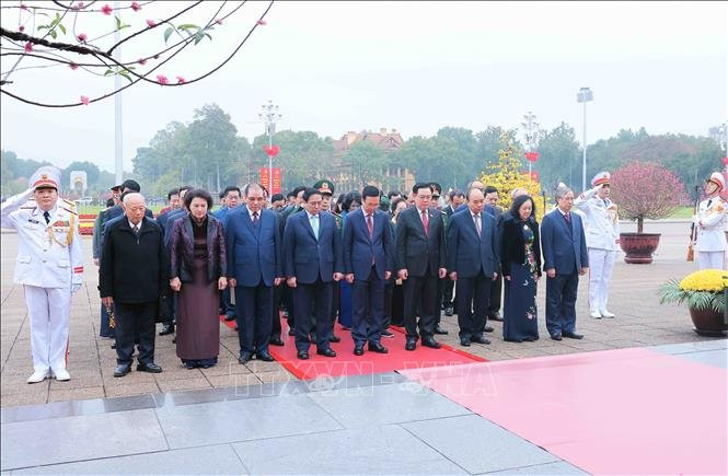Lãnh đạo Đảng, nhà nước vào lăng viếng Chủ tịch Hồ Chí Minh dịp Tết Nguyên đán