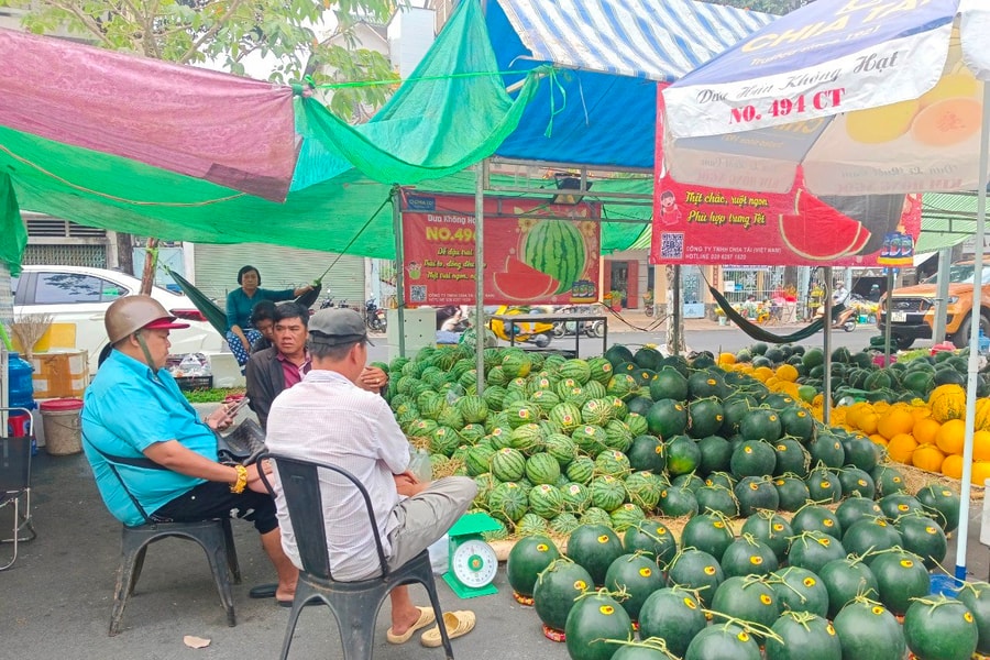 Cần Thơ: Trái cây, hoa kiểng xuống giá từng giờ ngày giáp Tết