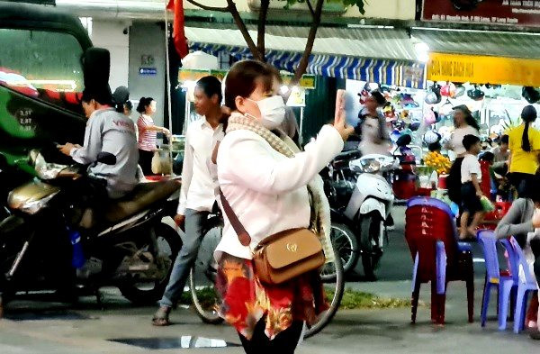 An Giang: Hàng ngàn người đổ về phố đi bộ xem pháo hoa