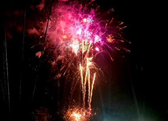 An Giang: Biển người thích thú màn pháo hoa đón tết cổ truyền